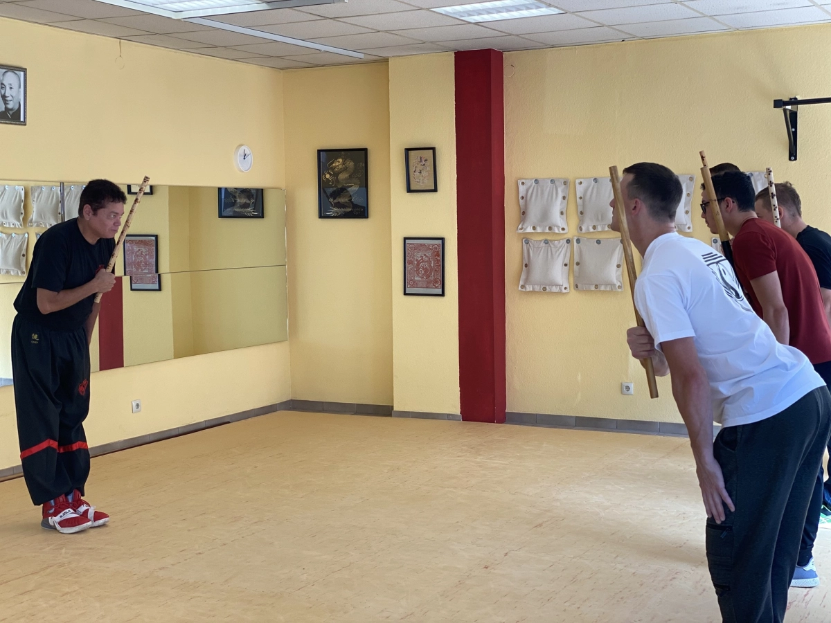 Wyngtsun-Sifu Luis Ocasio leitet eine L-Escrima-Trainingseinheit
