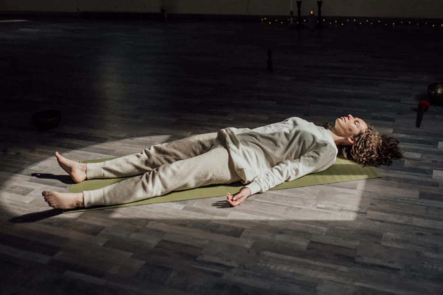 Frau trainiert mit Trainer beim Box- und Selbstverteidigungsunterricht